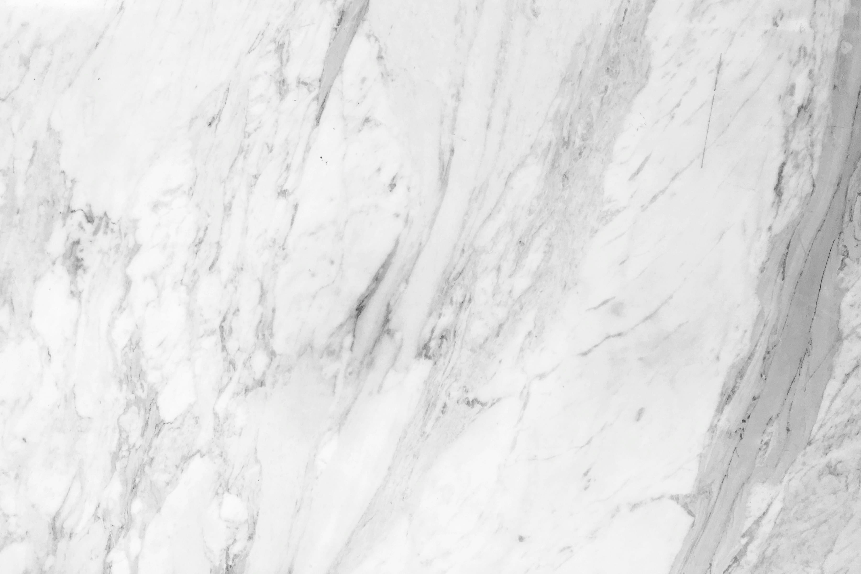 Close-up of a white surface in a marble look, with diagonal grey veining