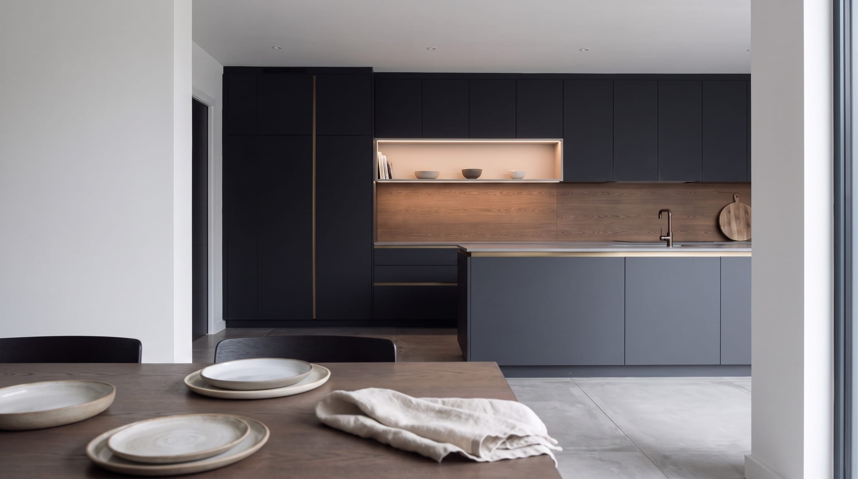 Charcoal Matt Handleless Kitchen: from dining